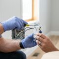 Hvordan udskifter man en stikkontakt uden elektriker